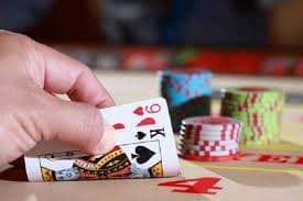 Pengguna menikmati hiburan lewat perangkat mobile dengan pengalaman responsif di bossmahjong