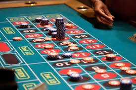Suasana bermain live casino online yang interaktif dengan dealer profesional